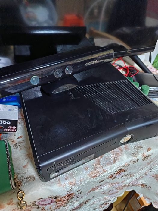 Xbox 360 cu kinect si 2 controllere + jocuri