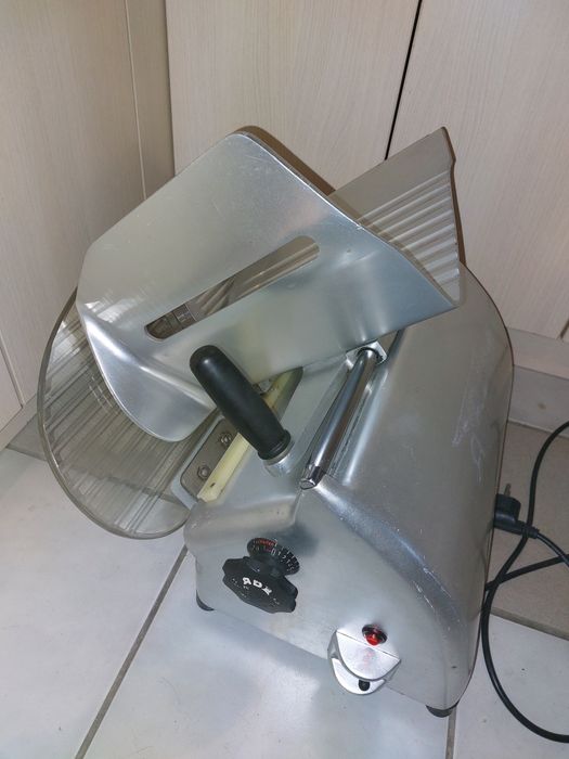 Немска колбасорезачка АDE/ 25 см нож
Работи перфектно, супер запазено