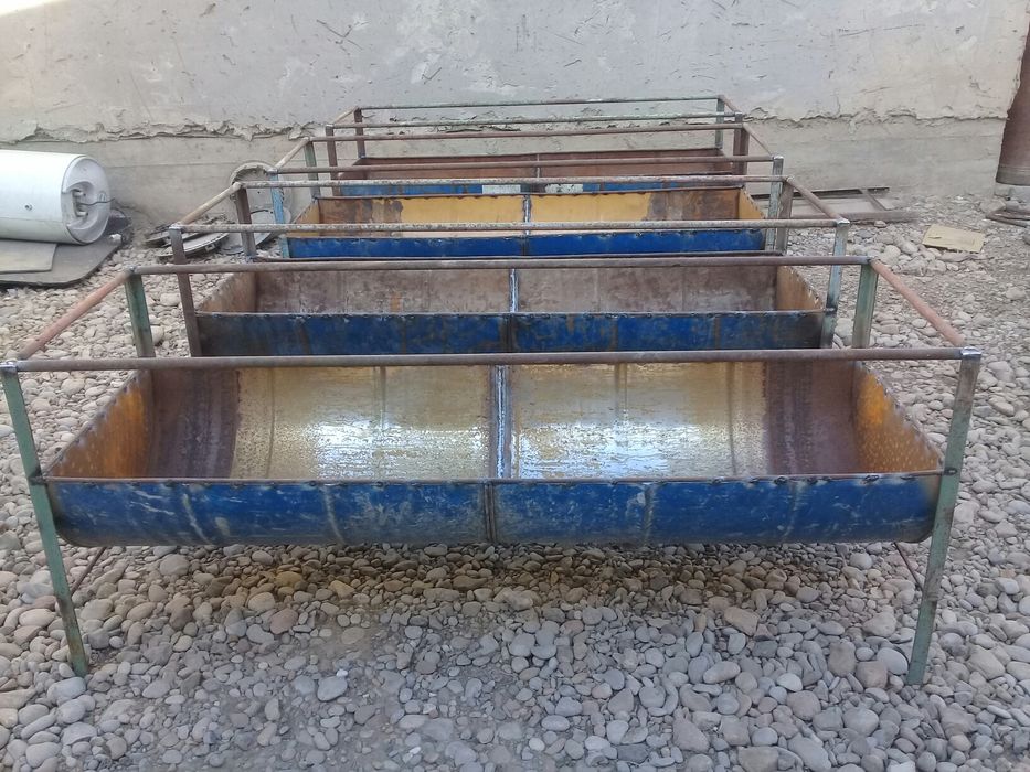 ақыр кормушка  бочкадан  су құюғада  бар.