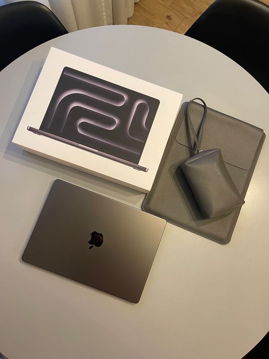 Macbook Pro M4 Pro chip 24GB RAM/512GB SSD