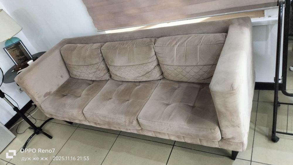 Много разной мебели