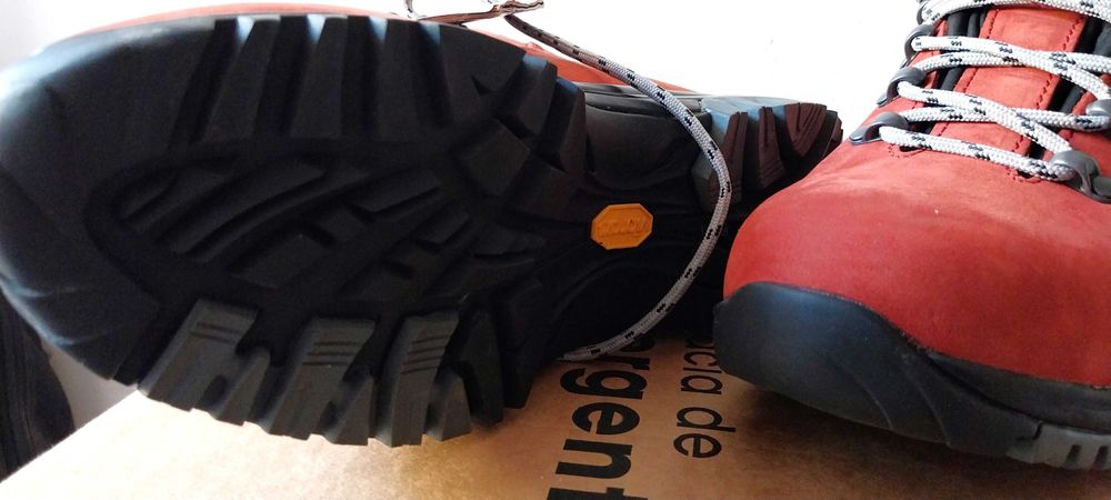 Bocanci de munte/de iarnă în oraș