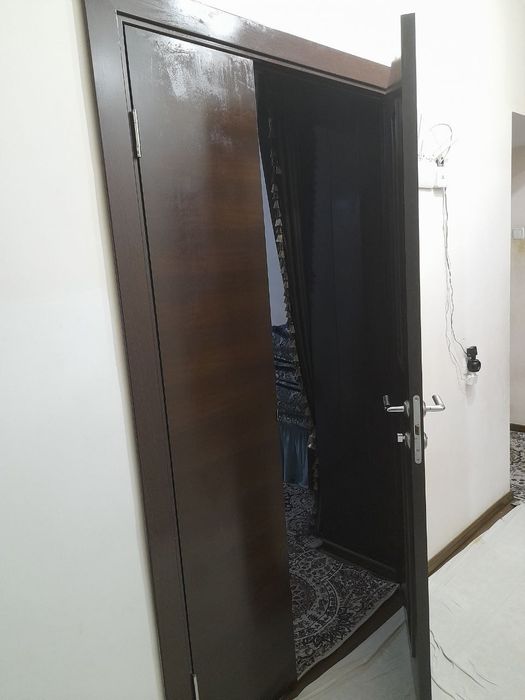 Uy xonalari uchun eshiklar.