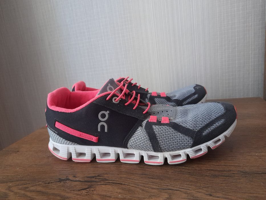 On Cloud дамски маратонки 40- 41 номер.