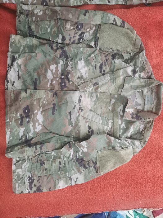 Șapcă și costum camuflaj de vânzare
