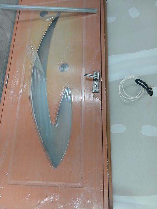 Vând două uși interior cu model și două uși infundate fără model