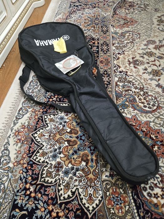 Чехол для гитары хорошая качество в плюс каподастр и струны размер 4/4