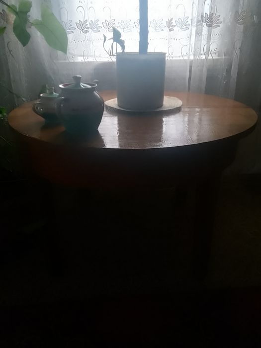 Стол круглый деревянный.