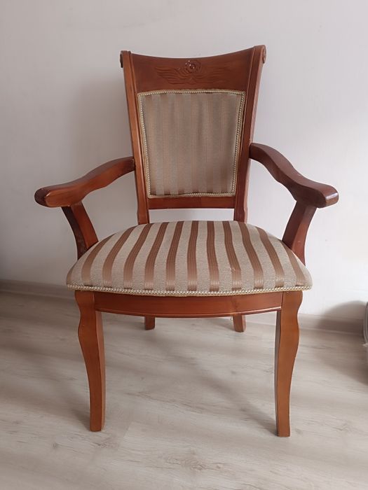 Стул с подлокотниками