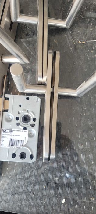 Broască ușă si mânere