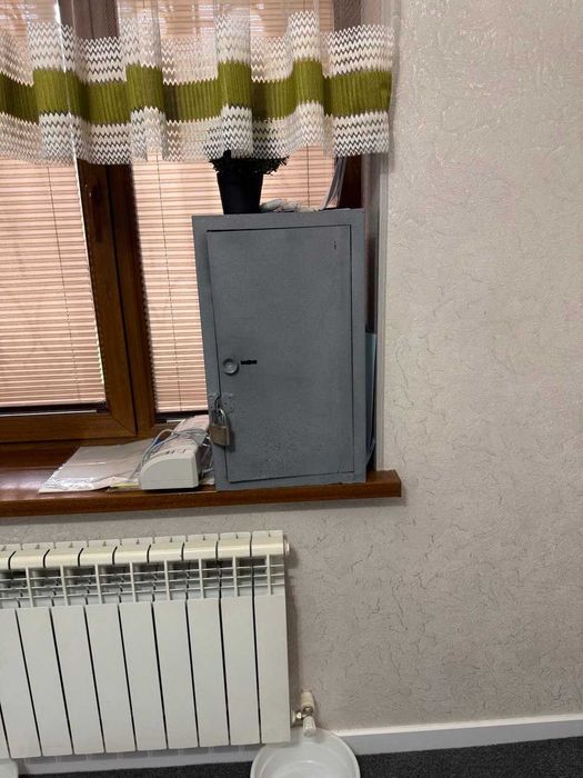 Металлический сейф / шкаф для документов