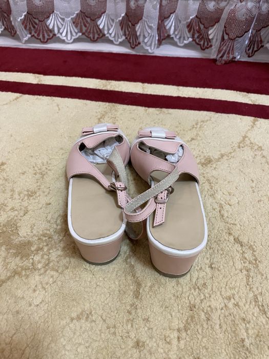 Продаются кожаные сандалии