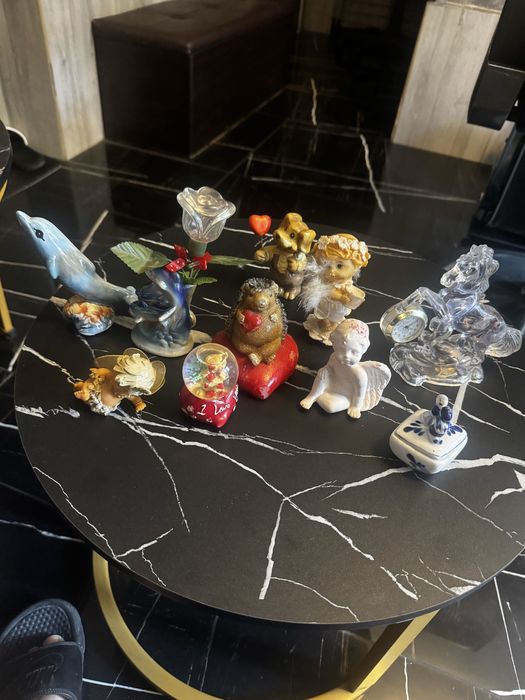 Колекция от различни декоративни фигурки