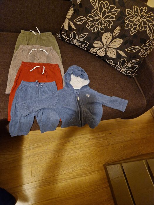 Set haine pantalonii si o bluza de trening