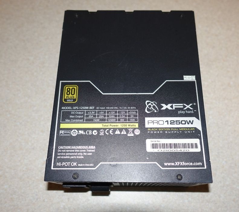 Золотой блок питания XFX XPS-1250W-BEF мощностью 1250Вт
