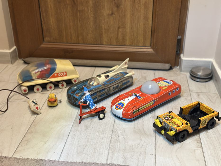 Стари ламаринени играчки