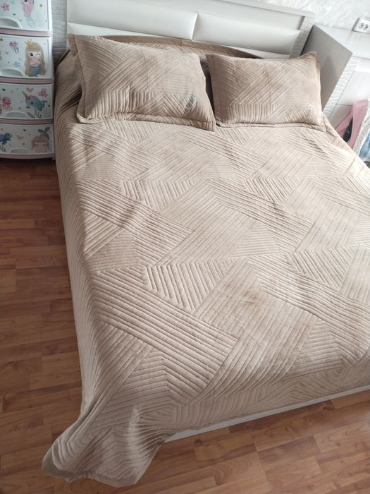 Продам покрывало с наволочками