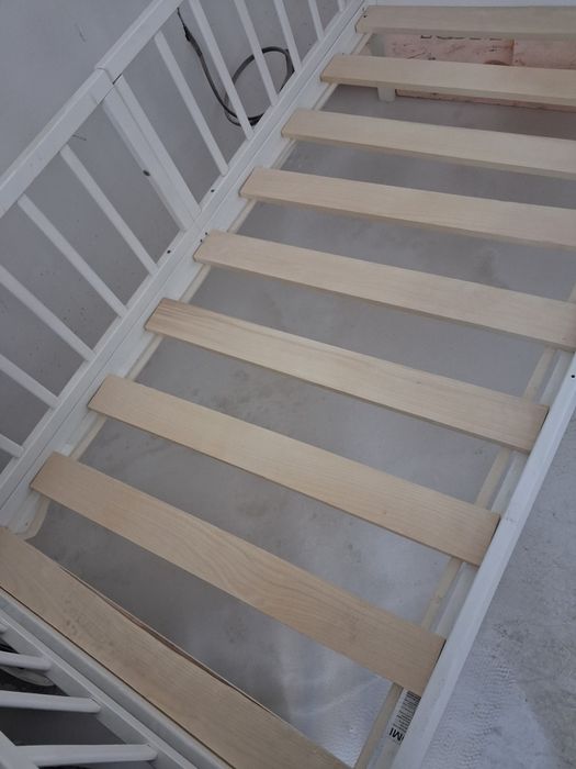 Детская кровать из дерева.