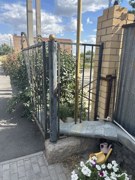 Забор б/у с дверьми  25 метров