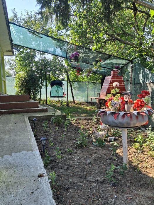 Vând casă și teren