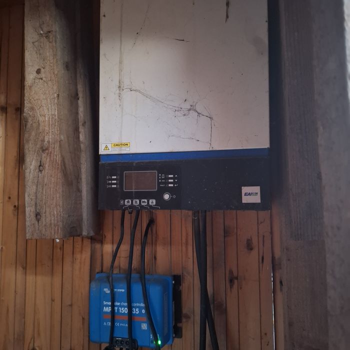 Vând sistem fotovoltaic cu invertor de 3.2kw