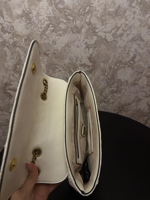 Дамска чанта Guess