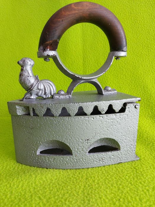 Fier vechi, pe cărbuni, model 3