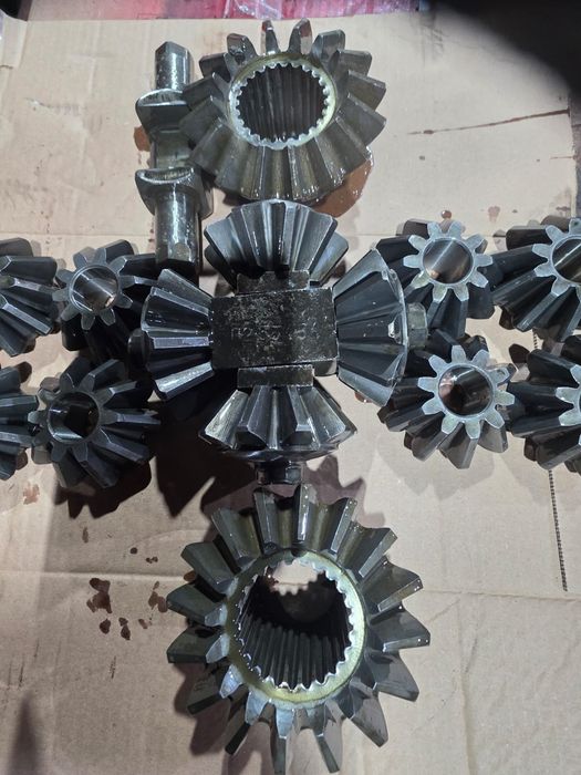 Rectificăm piese pe strung și alezăm corpuri de pompe VID rupte sau fisurate.