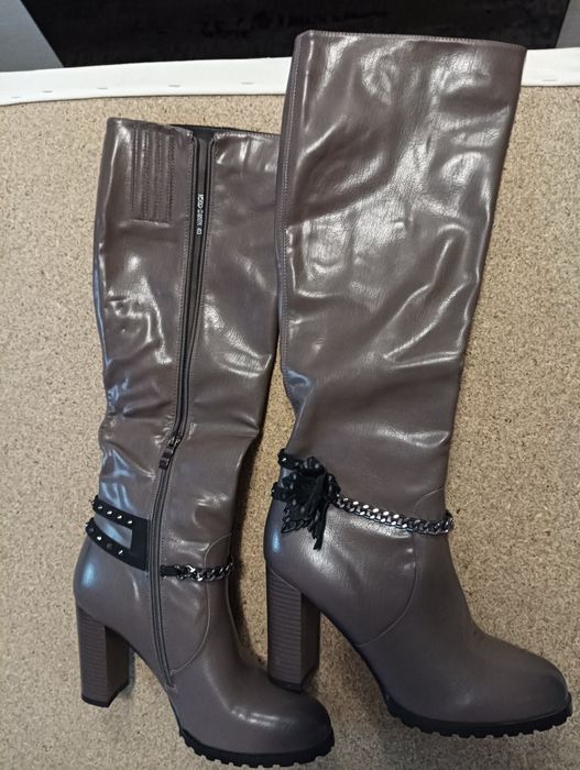 Сапоги женские ,новые,стильные разм 40/39