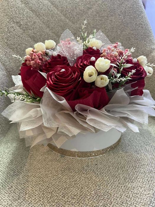 Ръчно изработена кошница със сатенени рози