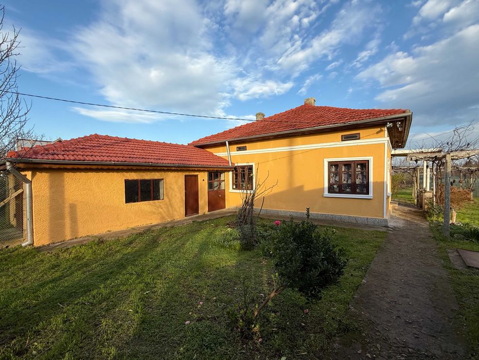 Голяма ремонтирана къща с 4 спални - на 37 км от Морският бряг!