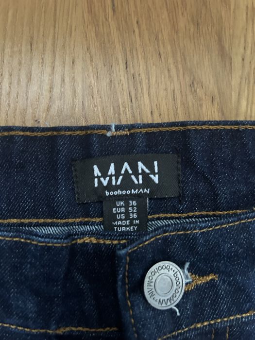 Blugi MAN cu design patchwork și tiv franjurat – stil urban original