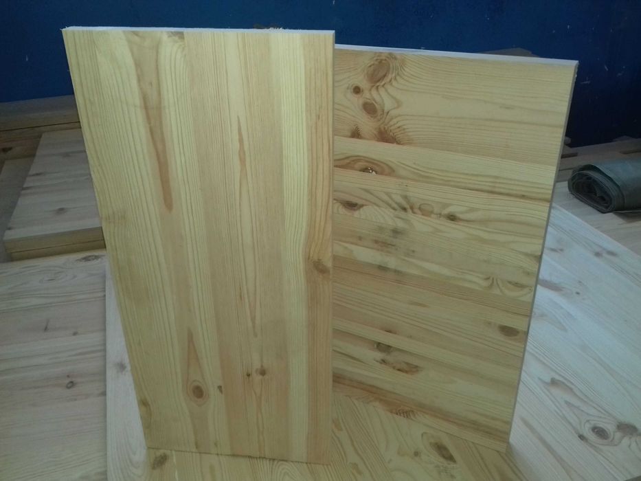 Producem blaturi (panouri) din lemn de pin cu lamela continua