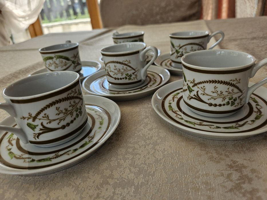 Порцеланов сервиз за кафе /16 части/ 6 броя чаши, 6 броя чини