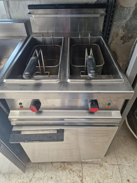 Friteuza 1 sau 2 cuve inox, la 380v, cu banc și robinet de golire