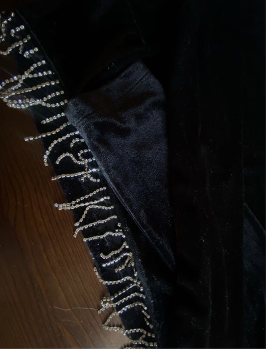 Велурена черна блуза с бляскави ресни от Calliope