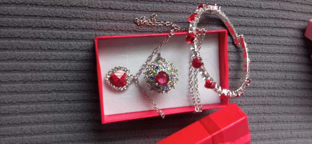 Дамски, сребърен комплект-гривна и ланец  В кутия. 3 различни модели