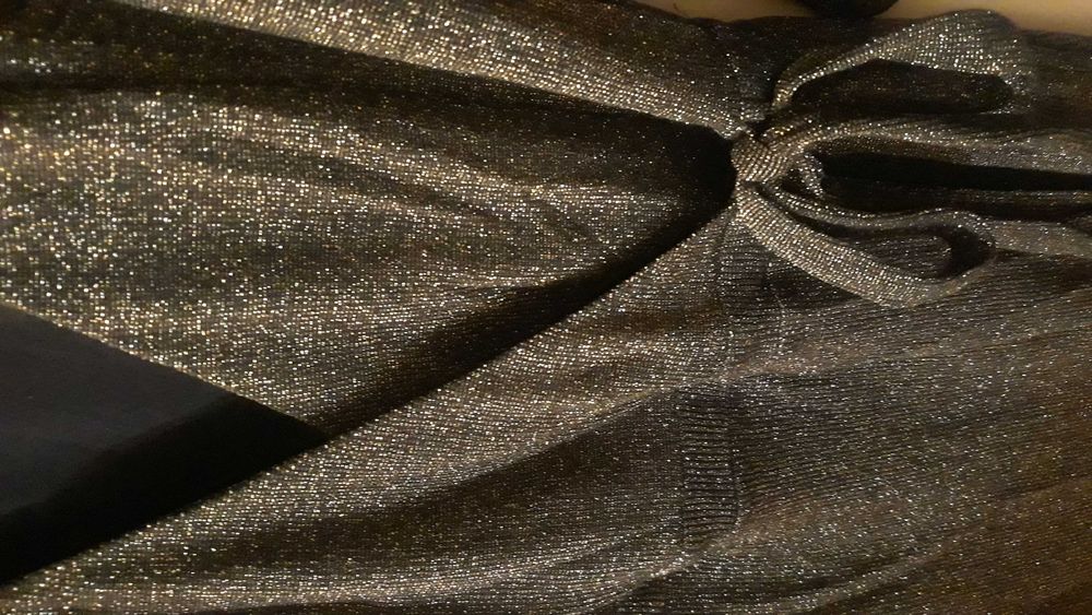 Нова блестяща коктейлна рокля с прихлупване и дълбоко деколте