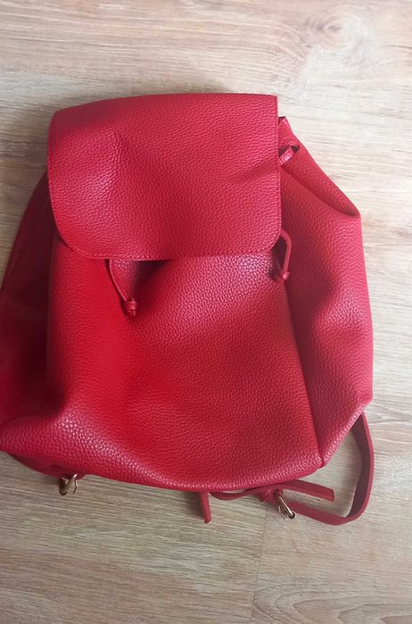 Продавам дамска кожена раничка