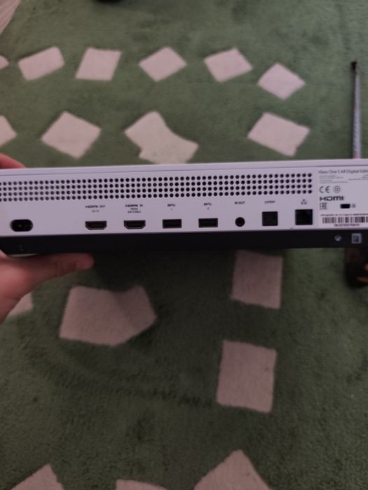 Are cred că 40 de jocuri doar 3 sau 4 gratis nu prea l-am folosit are jocuri foarte scumpe este Xbox Și și are jocuri online fără disc
