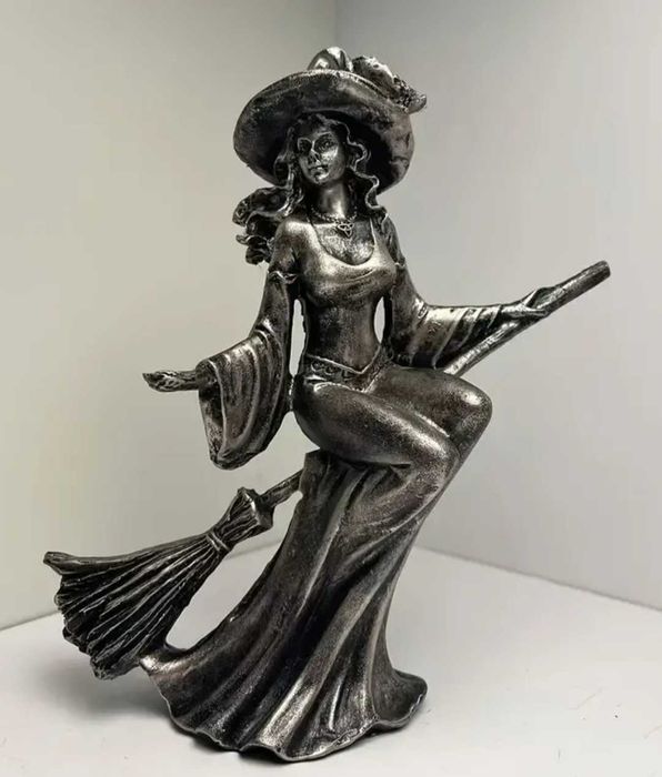 Нова фигура на вещица, Баба яга Статуетка