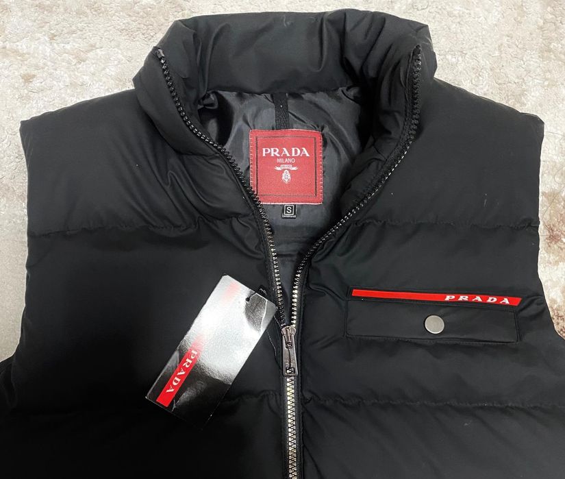 Vând vesta noua de bărbați Prada