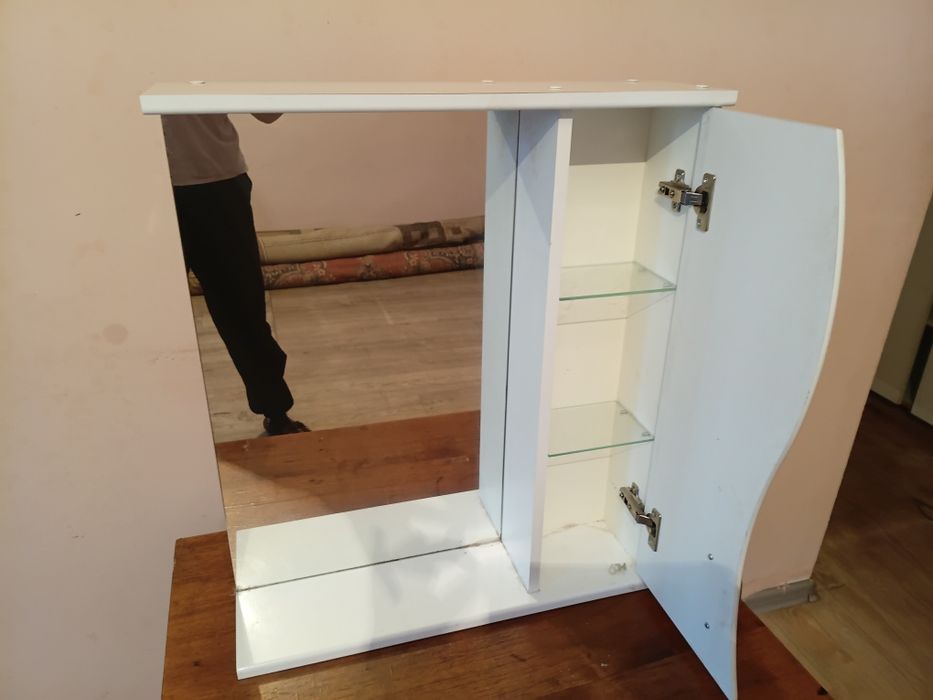 Шкаф с зеркалом для ванной комнаты