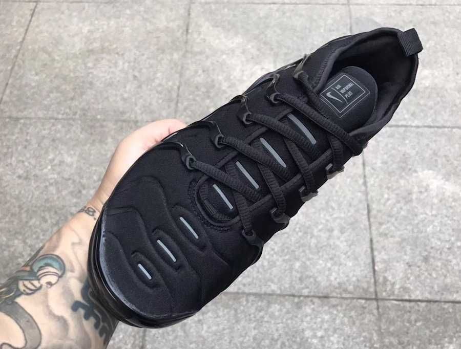 Обувки NIKE / VaporMax PLUS Black  + КУТИЯ