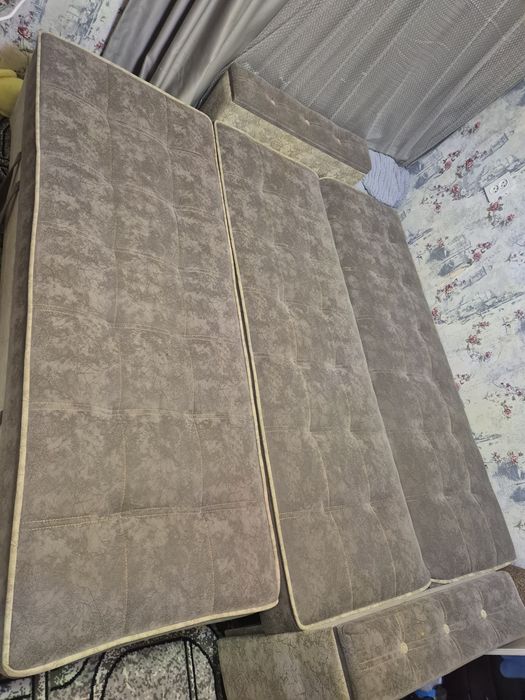 Диван продаётся. Кошек в доме не и собак тоже.