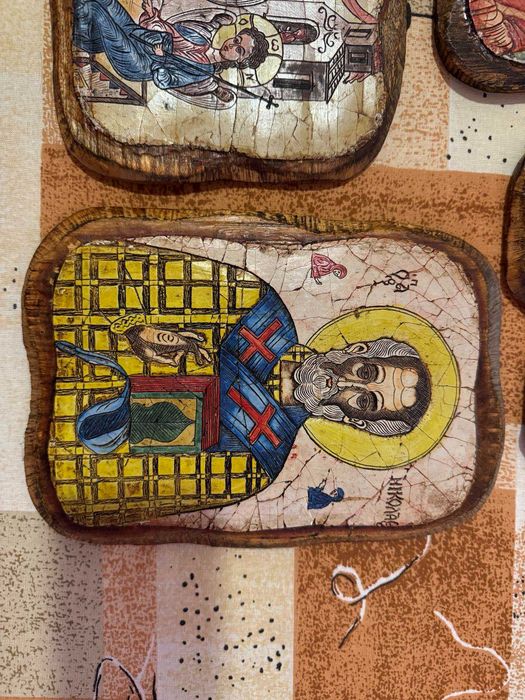Икони ръчно рисувани върху дърво