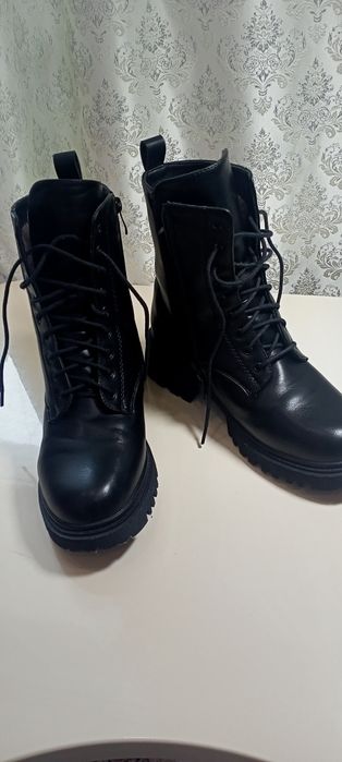 Продам ботинки женские
