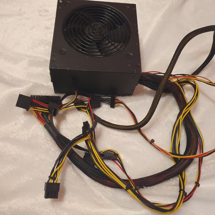 Vand surse Cooler Master 700W și 600w