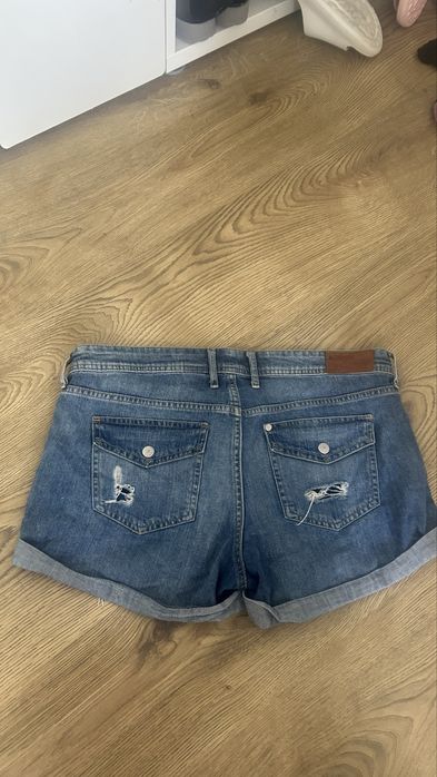 Blugi scurti rupti h&m
