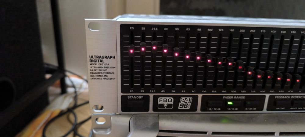 Усилвател и еквалайзер BEHRINGER